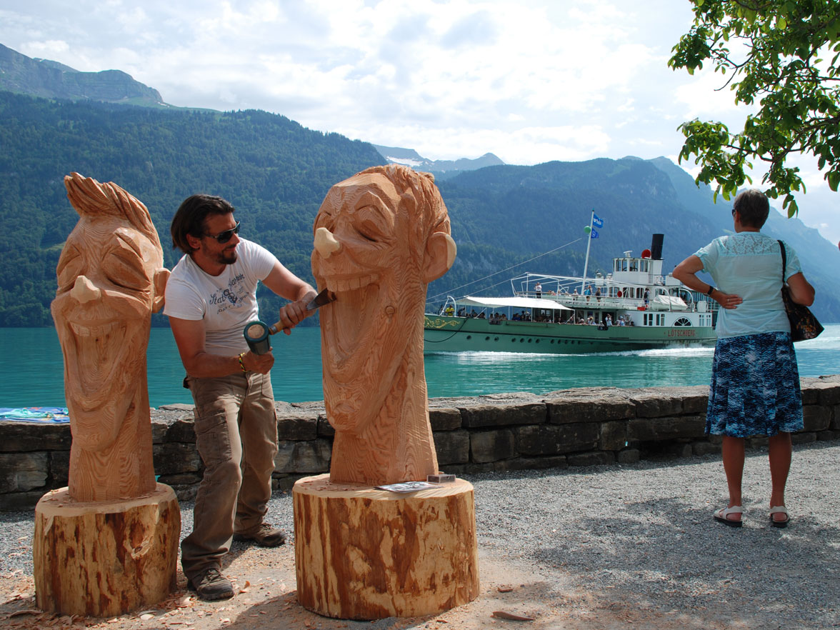 Rolf Blöchlinger au symposium des sculpteurs en bois à Brienz (Brienz, 2017) © Internationales Holzbildhauer Symposium Brienz