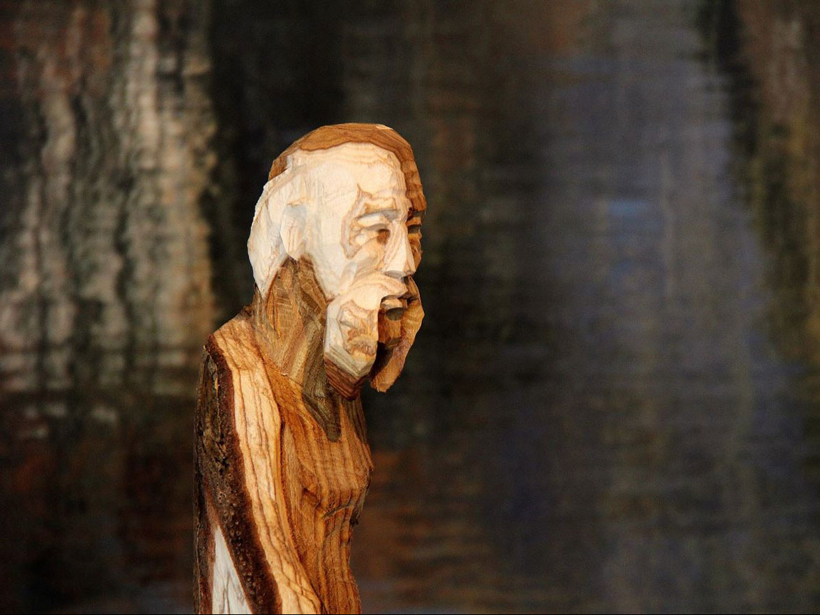 Figure de Markus Flück en 2015, travail avec tronçonneuse et burin © Markus Flück