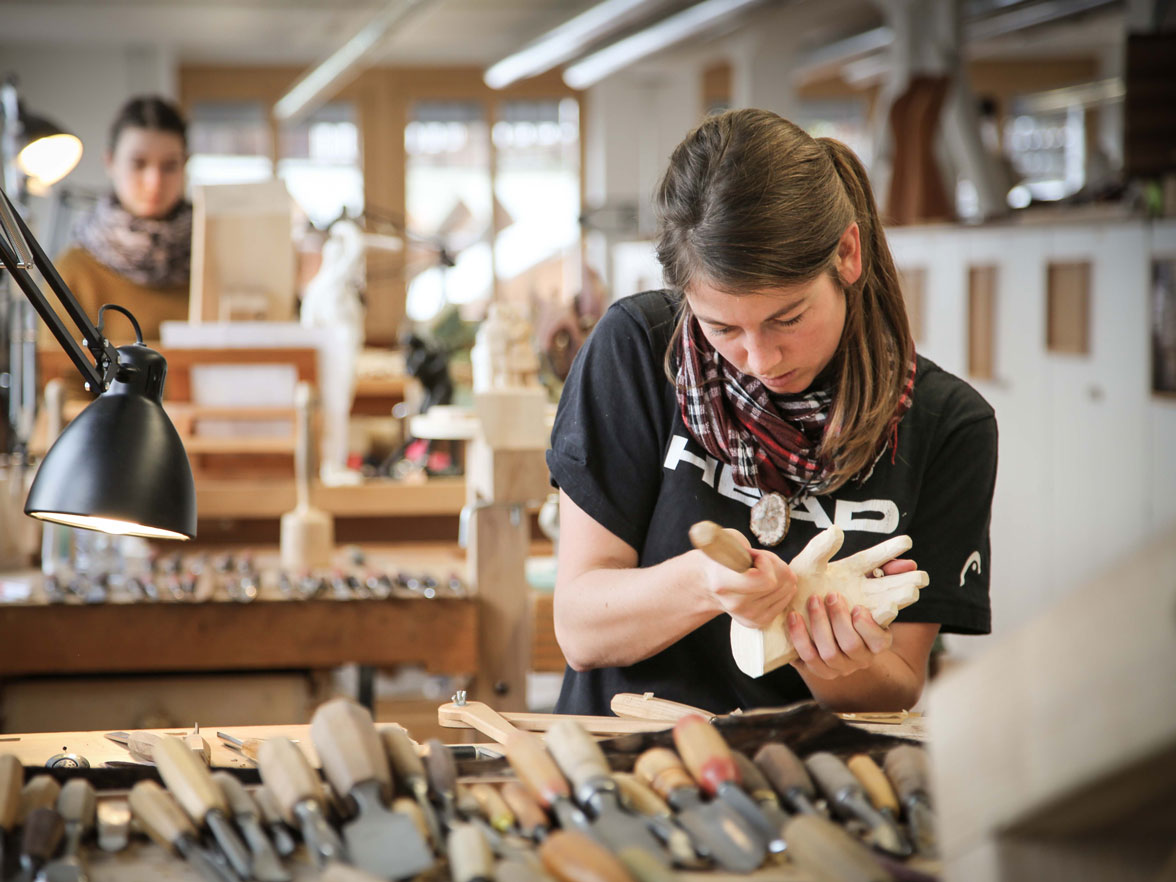 Katrin Conrad dans le bâtiment rénové de la Schule für Holzbildhauerei à Brienz, 2016 © Markus Flück