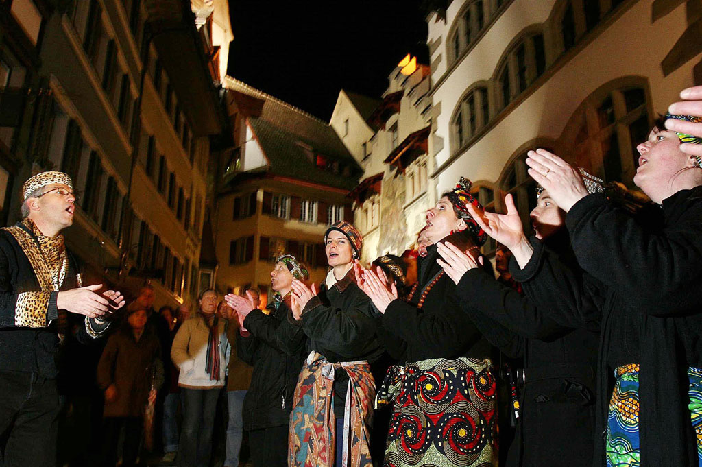 Chanter l’amour en rythme: un groupe devant le vieil Hôtel de ville, 2007 © Christof Borner-Keller/Neue Zuger Zeitung