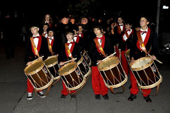 Les tambours de la fanfare des cadets défilent en tête du cortège au milieu du chant des enfants © Bernhard Aellen, Aarau 2009