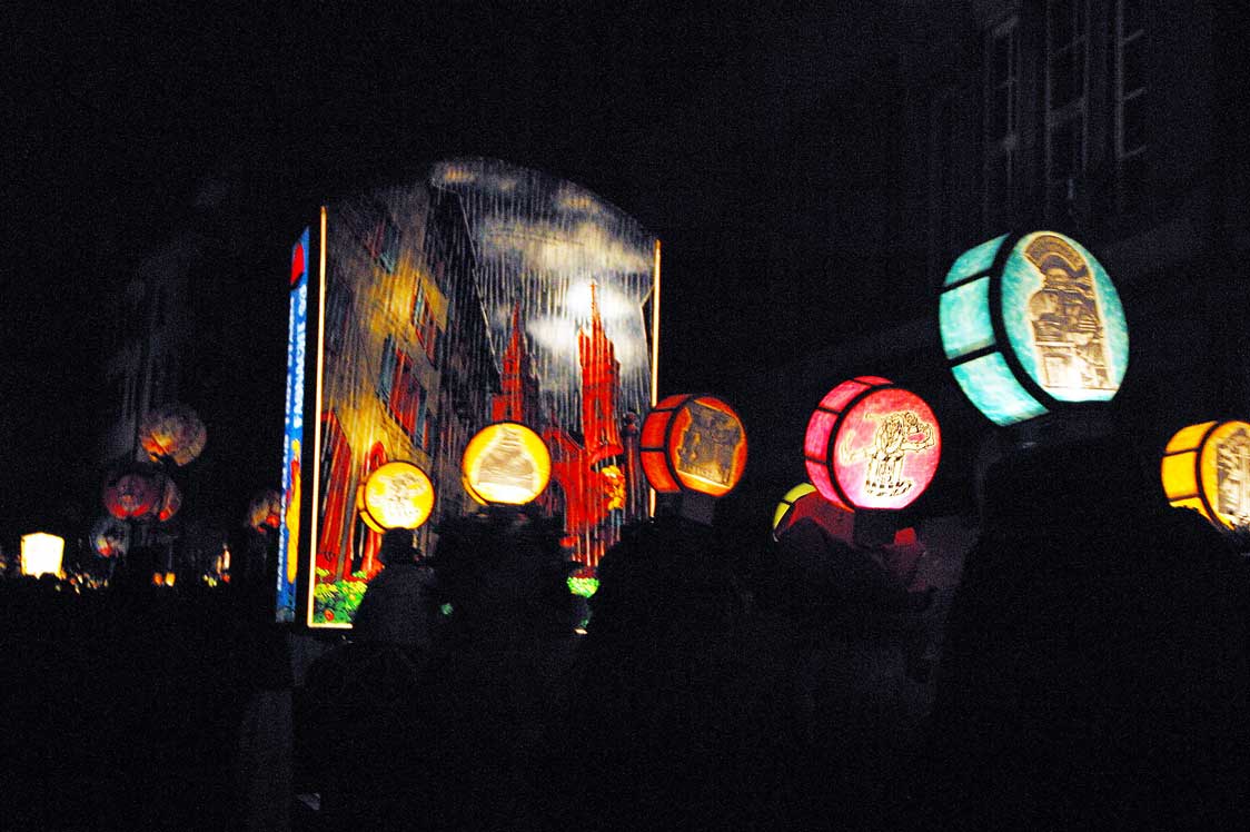 Morgenstreich : tambours et fifres portent sur leurs masques les lanternes typiques, 2003 © Felix Jehle/picturebâle