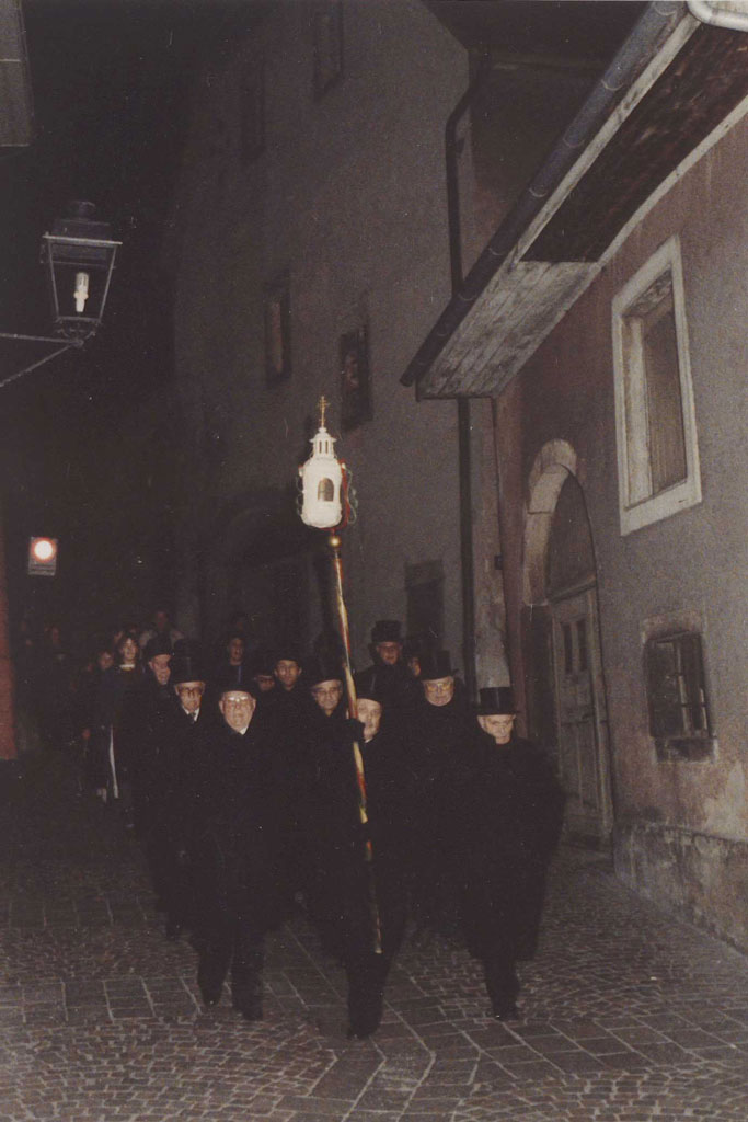 Les membres de la confrérie parcourent les rues sombres en portant la lanterne de la peste © Sebastiani-Bruderschaft, Rheinfelden
