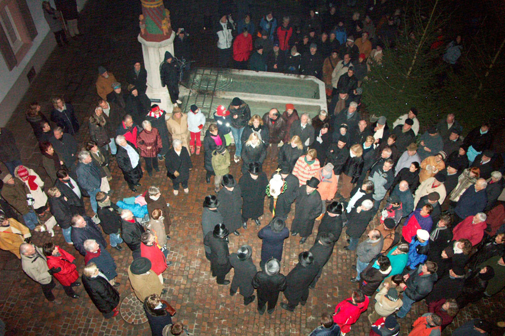 De nombreux spectateurs accompagnent les chanteurs lors de leur parcours © Sebastiani-Bruderschaft, Rheinfelden, 2007
