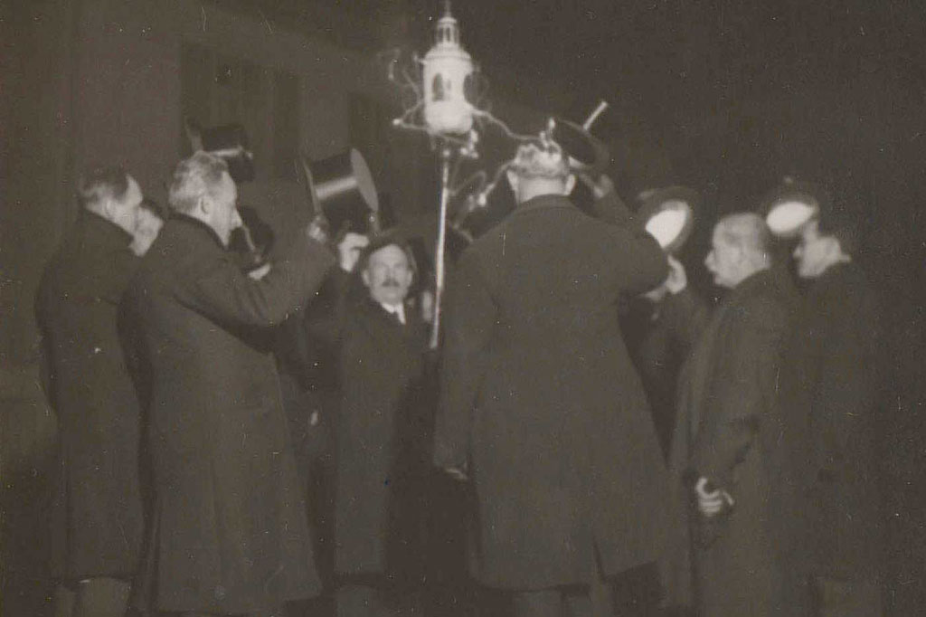 A chaque fois qu‘apparaît le nom de Jésus Christ dans le cantique, les hommes se découvrent © Sebastiani-Bruderschaft, Rheinfelden, 1926