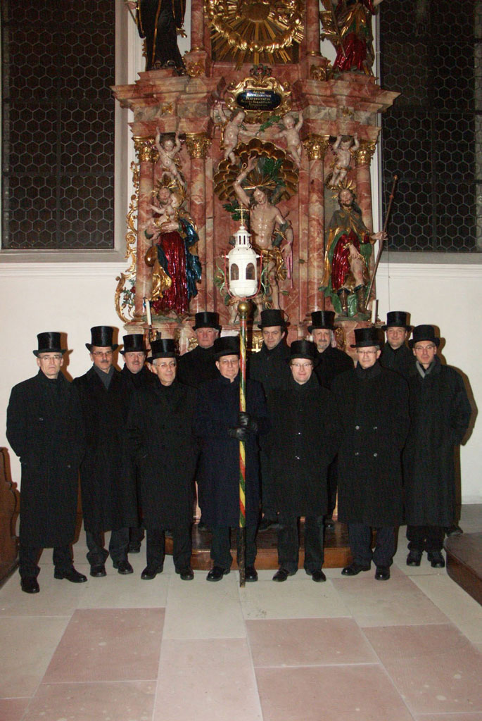 Les membres de la confrérie posent devant l’autel de saint Sébastien dans l’église Saint-Martin © Sebastiani-Bruderschaft, Rheinfelden, 2007