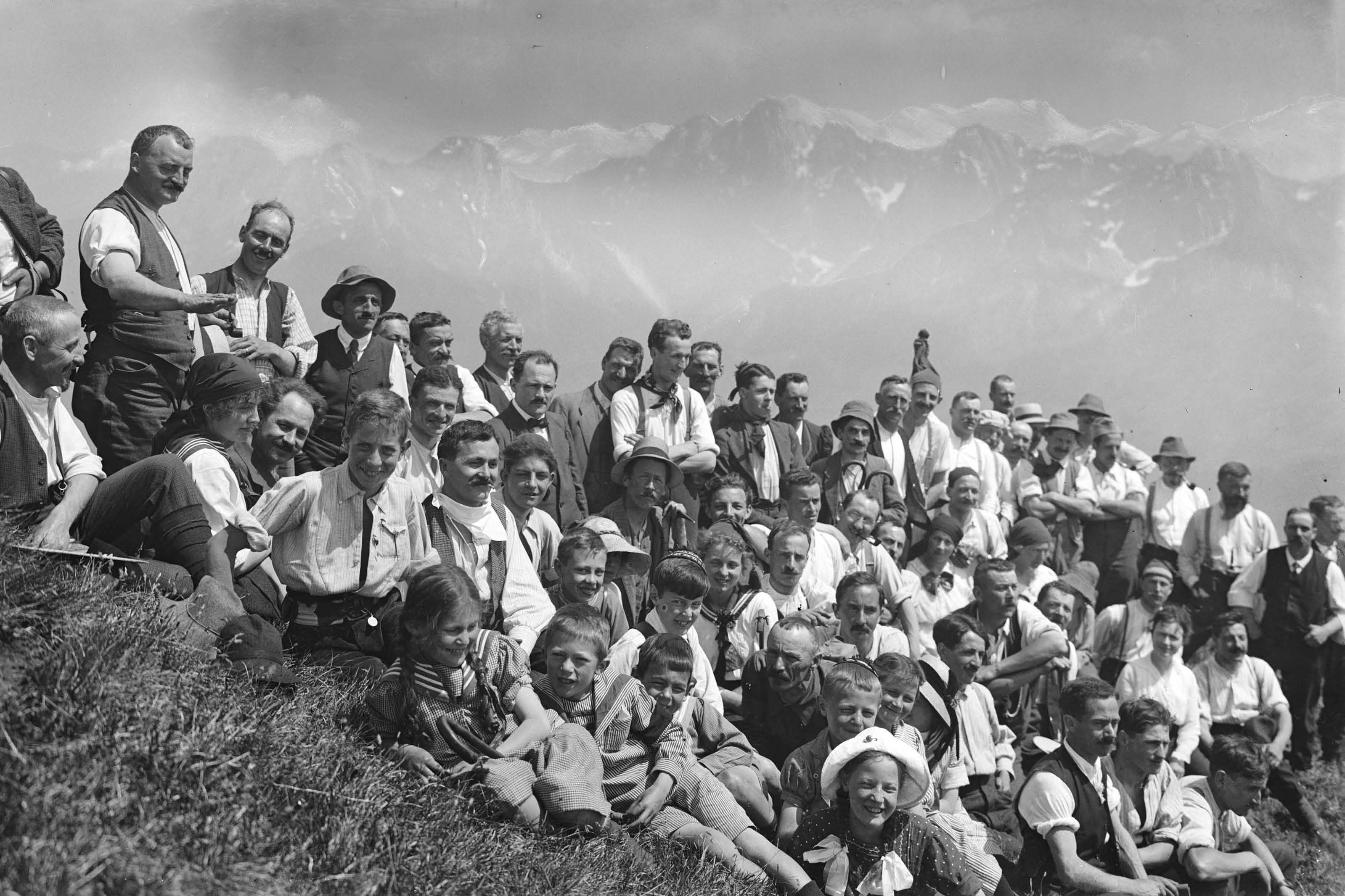 CM-10-15-1360 La Chorale de Bulle en sortie avec les familles, Le Crêt, 1920-1930 © Charles Morel/Musée gruérien