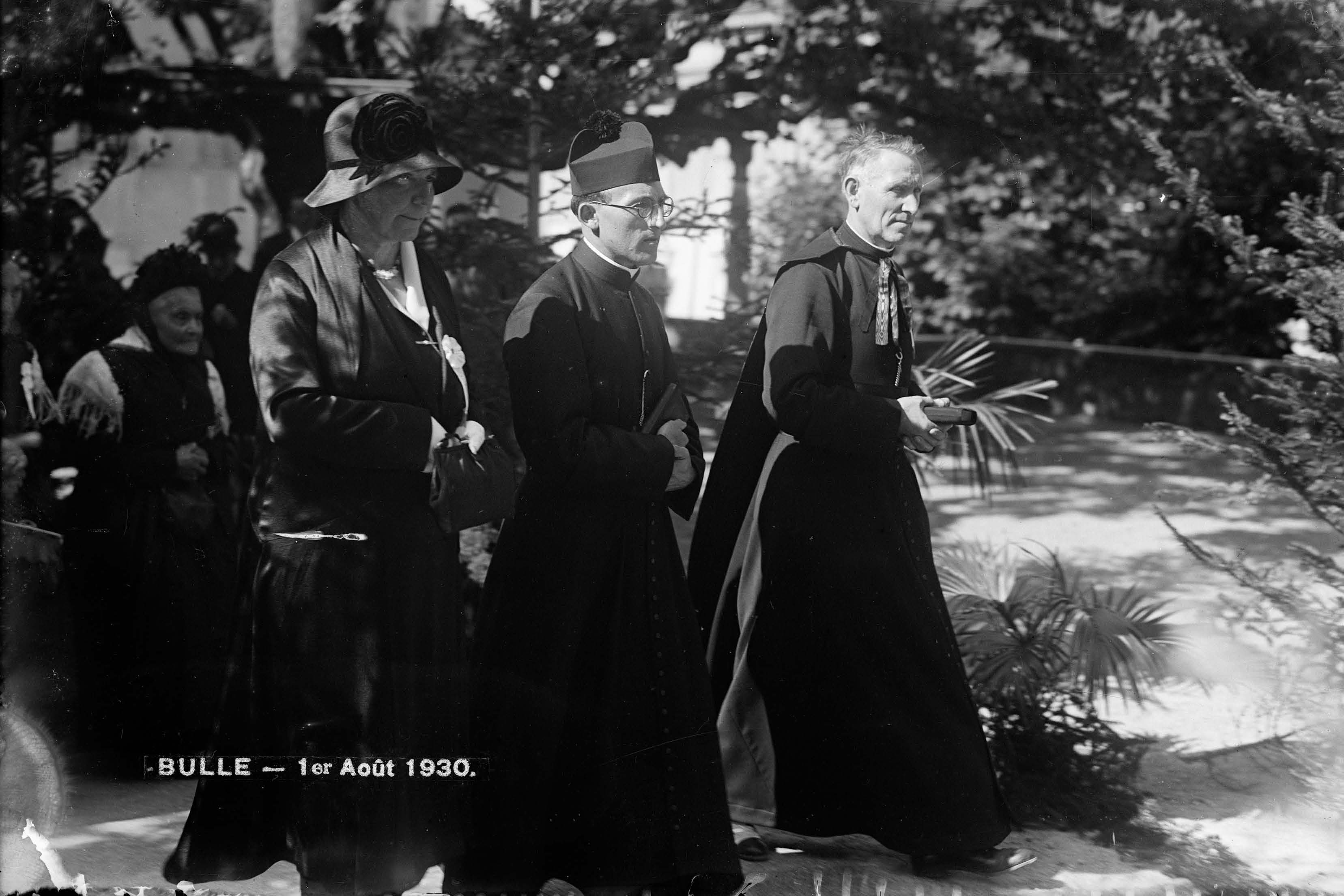 L'abbé Joseph Bovet (à droite) à Bulle, lors de la première messe d'Alphonse Buchs le 1er août 1930 © Glasson/Musée gruérien, Bulle