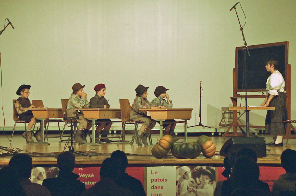 Contey, Veillée cantonale du patois, 6 novembre 2010 : Pièce de théâtre interprétée par de jeunes Contheysans © Médiathèque Valais, Martigny