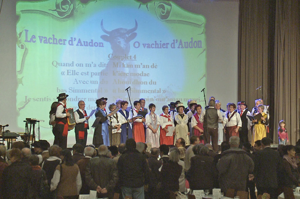 Conthey, Veillée cantonale du patois, 6 novembre 2010 : Chant interprété par la Cobva © Médiathèque Valais, Martigny