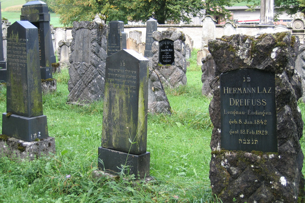 Sur quelques tombes, l’ancienne pierre est pourvue d’une nouvelle plaque © Karin Janz, 2011