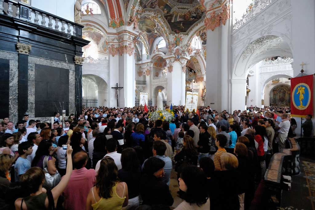 Des pèlerins venus en masse à l’intérieur de l’église du couvent ; à gauche la chapelle de la grâce, 2008 © P. Bruno Greis/Kloster Einsiedeln