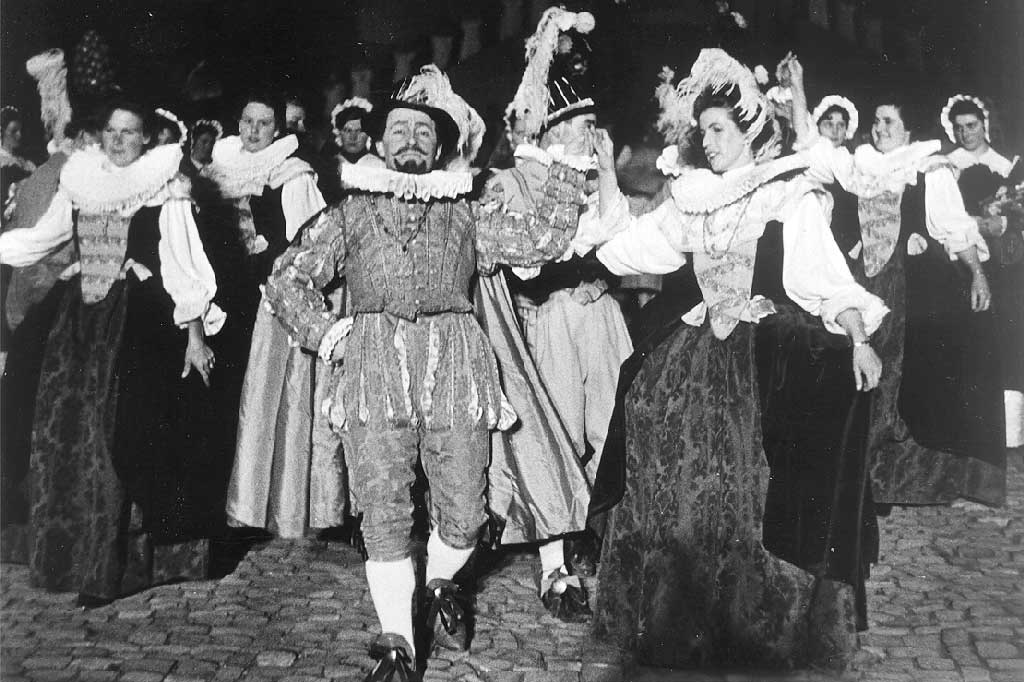 Théâtre du monde : la richesse (Meinrad Bisig) danse avec la beauté (Irma Kälin), 1955 © Welttheatergesellschaft Einsiedeln