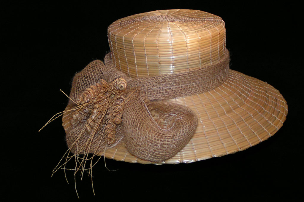 Chapeau de femme fait de brins entiers et décoré © Ottilia Leemann, Oberwil-Lieli
