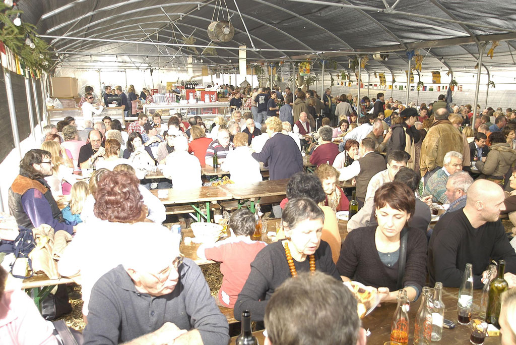 Repas sous la tente © Matteo Fieni