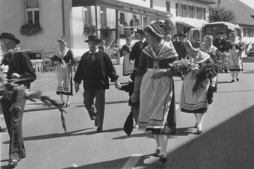 Saignelégier, 1992 : Défilé de patoisants en costumes © Archives cantonales jurassiennes (ArCJ)