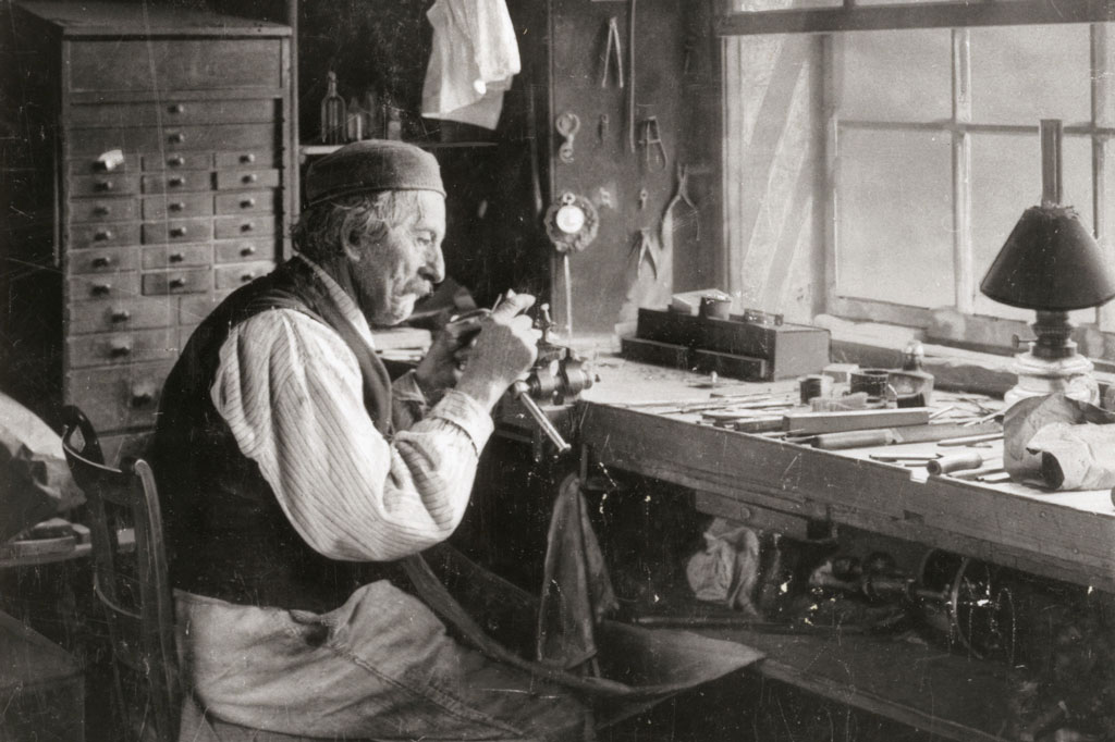 Horloger à son établi, Vallée de Joux © Musée de l’Elysée, Lausanne