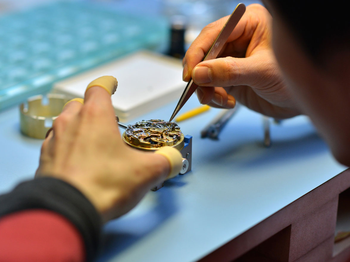 Travail sur un mouvement de chronographe de poche © MIH