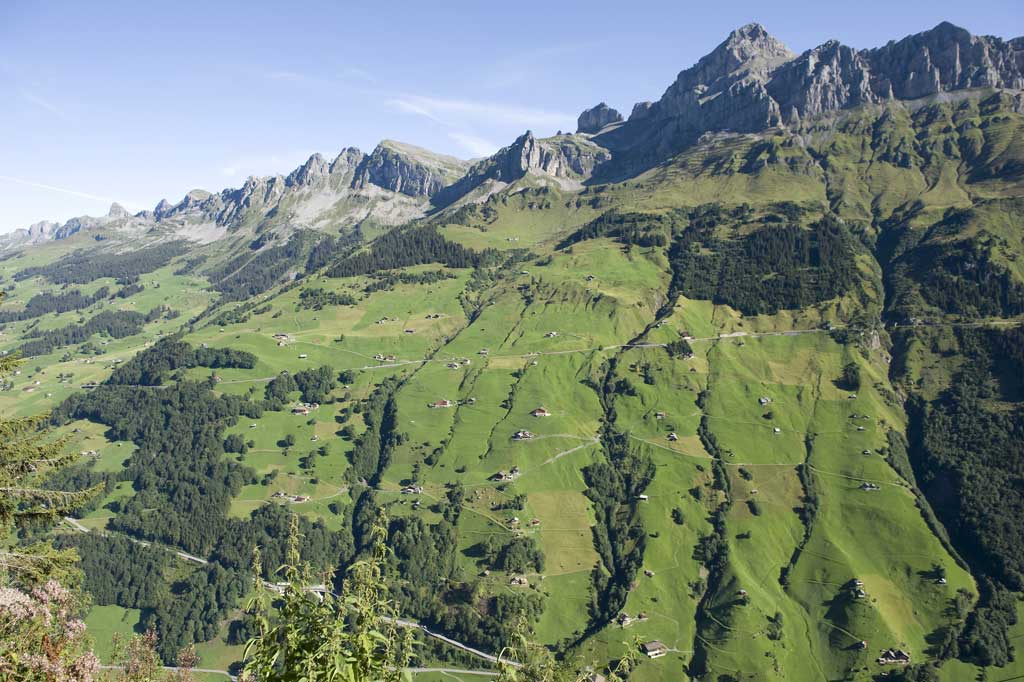 Des noms et des paysages. Exemple typique d’habitat dispersé en Suisse centrale. Schächental (UR), 2011 © Christof Hirtler, Altdorf