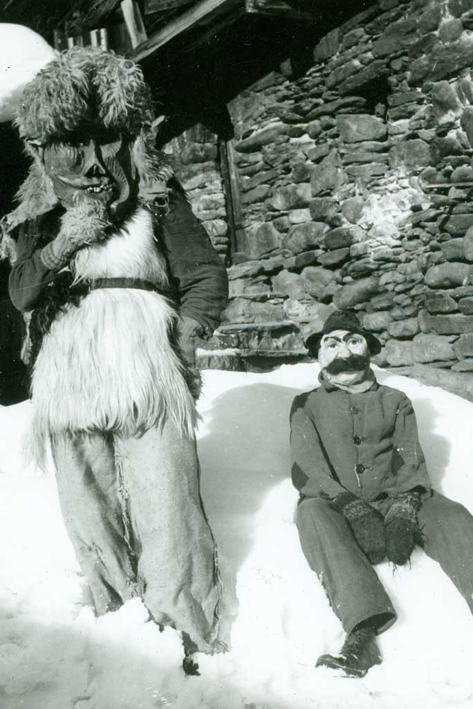 Tschäggätta et Maschgi, vers 1920-1930 © Albert Nyfeler/ Médiathèque Valais, Martigny