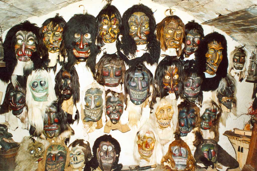 Ensemble de masques dans le « Maskenkeller » de Heinrich Rieder à Wiler © Hans Kalbermatten/Lötschentaler Museum, Kippel