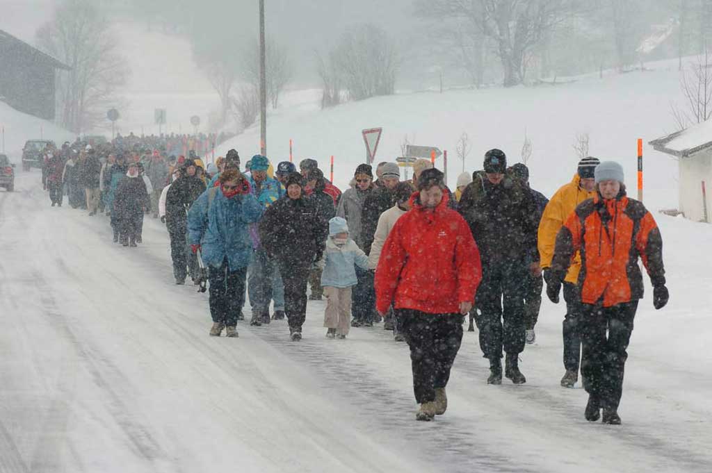 Marche du 1er mars 2005 : marcheurs à divers endroits du parcours, arrivée au Château de Neuchâtel © Rémy Gogniat