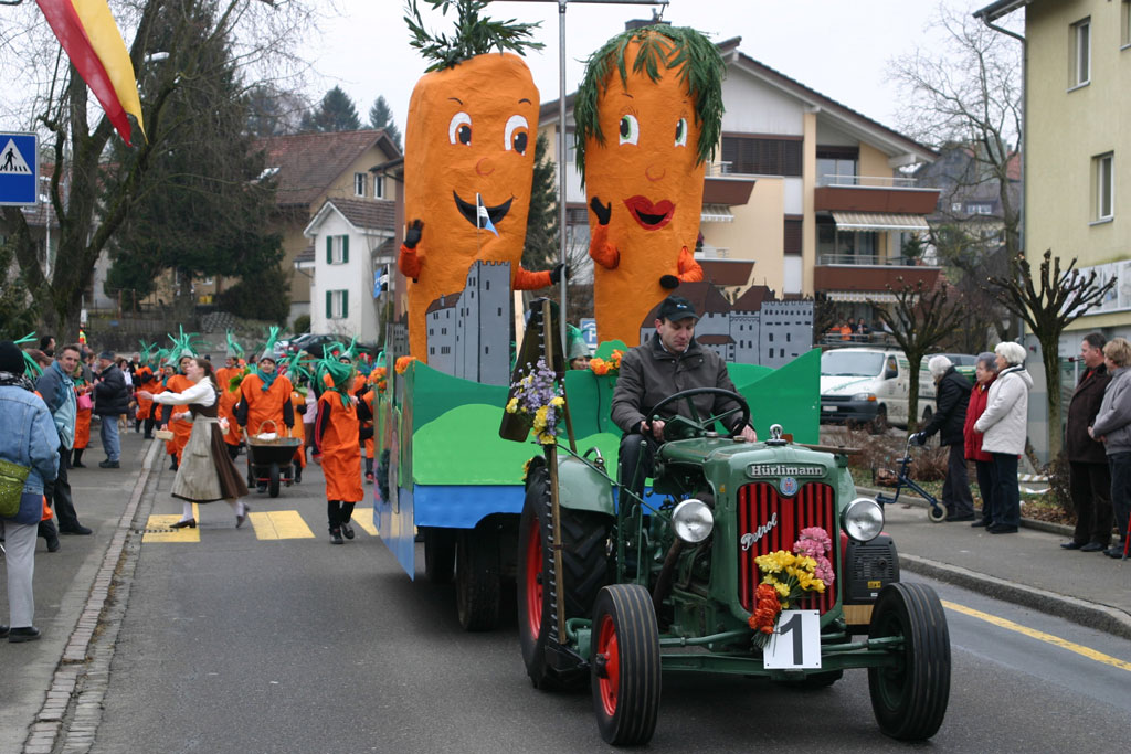 Devise du cortège « go Switzerland », 2008. Voiture du canton d’Argovie (le canton des carottes) © Priska Lauper, 2008