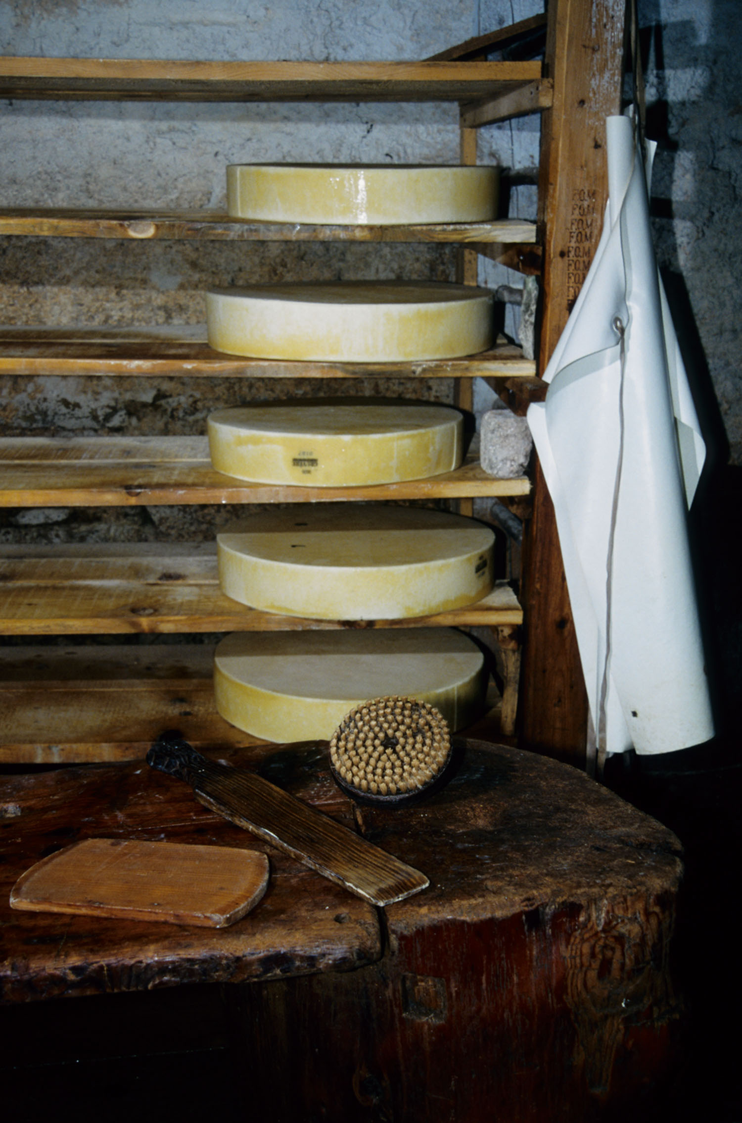 « La fabrication du gruyère », Métairie du Bois Raiguel, Cortébert, environ 1995-2001 © Mémoires d’Ici, Fonds Beat App