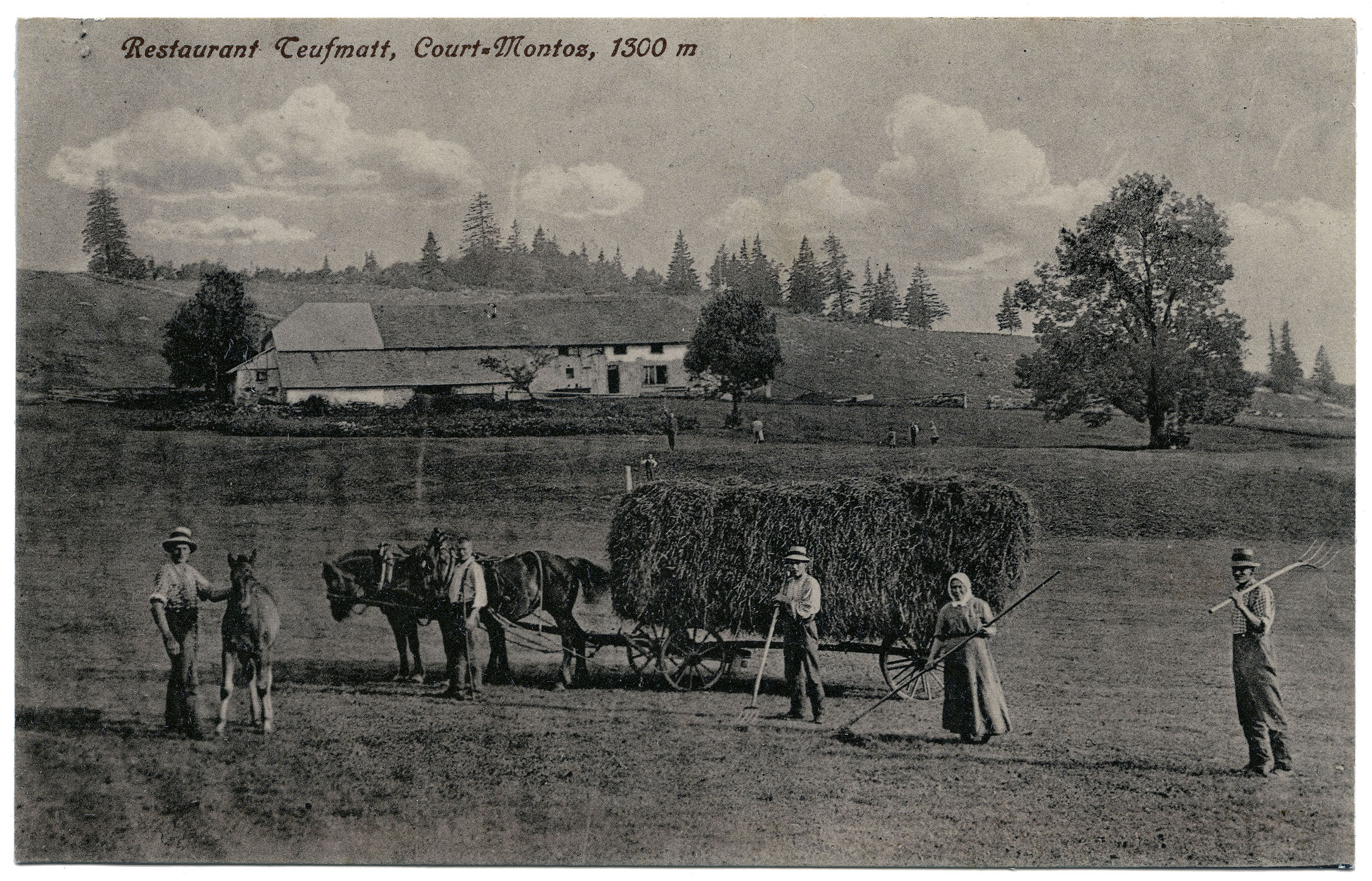 « Fenaisons en famille », La Bluai, Montoz, Court, environ 1923 © Mémoires d’Ici, Fonds Salvatore Carozza