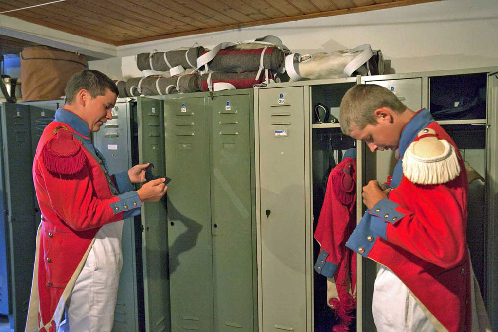 Aquila: les miliciens revêtent leur uniforme © Roberto Pellegrini, 2011