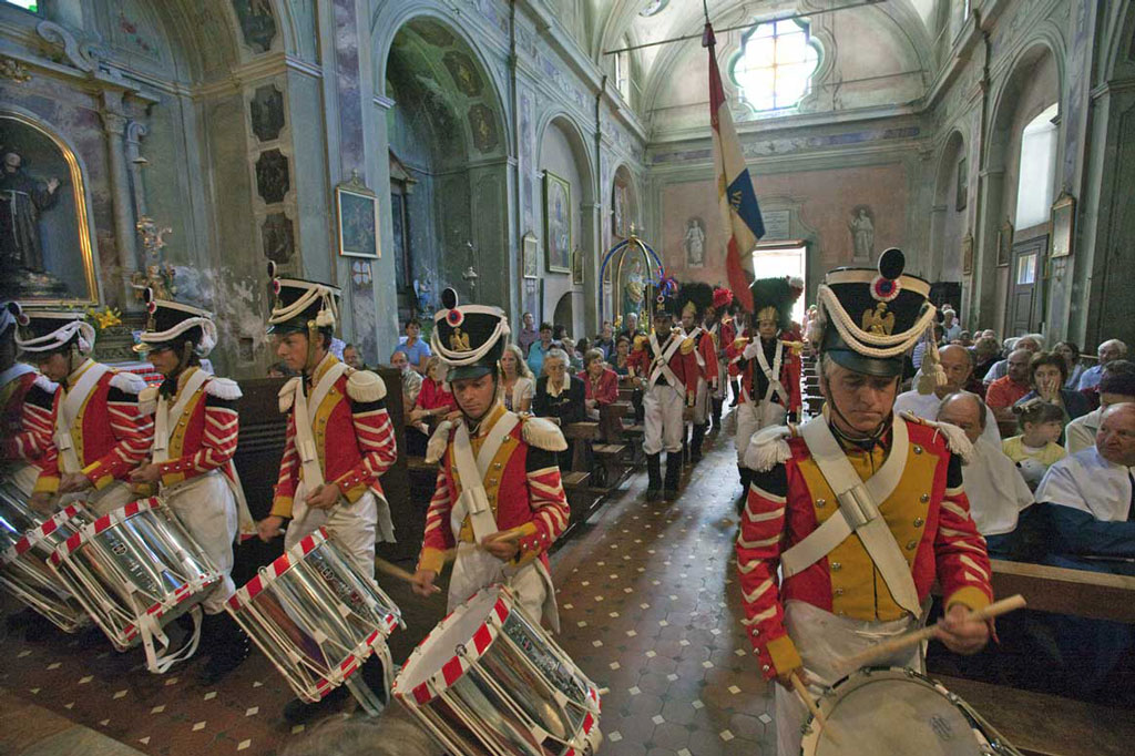 Aquila: les miliciens lors de la procession dominicale © Roberto Pellegrini, 2011