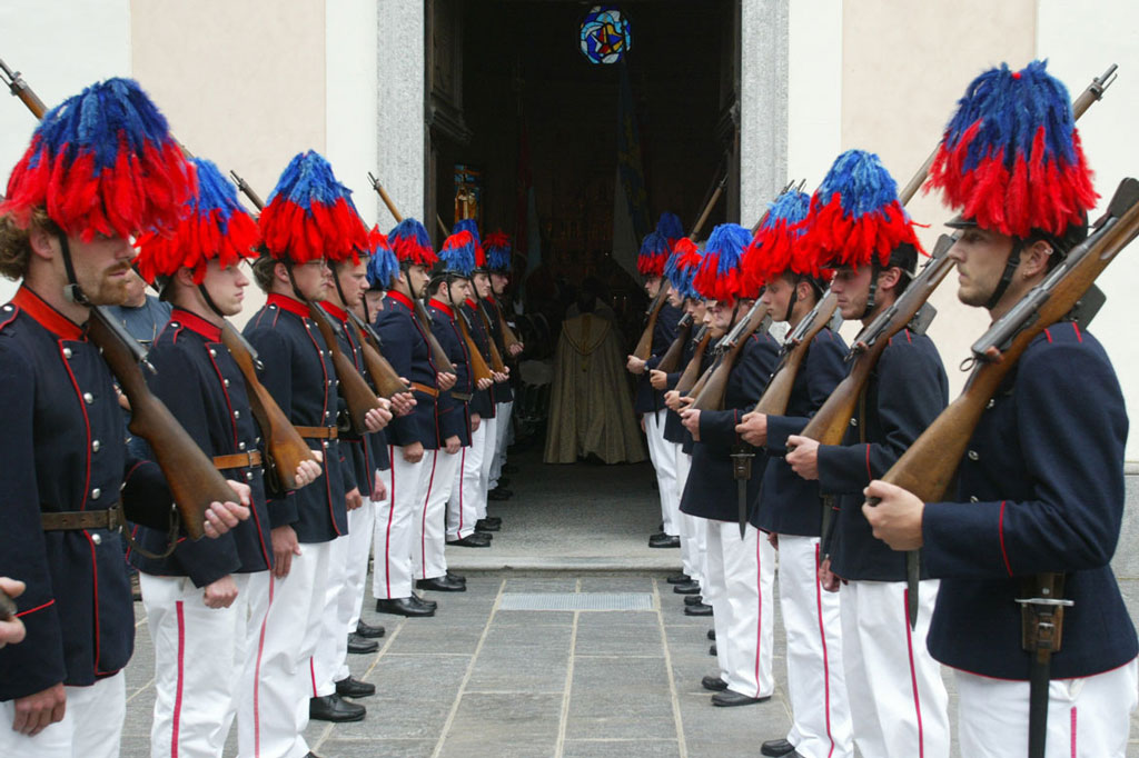Ponto Valentino: Haie de miliciens sur le parvis de l’église Saint Martin © Ely Riva, 2003