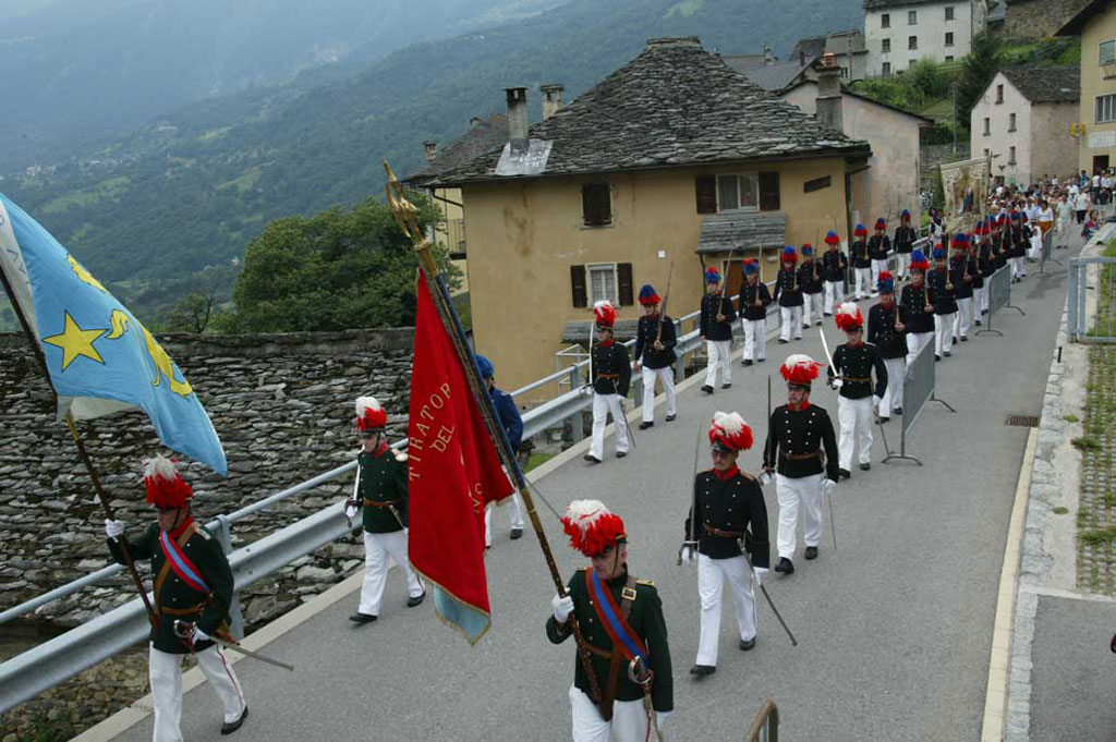 Ponto Valentino: La milice défile dans les rues du village avec deux porte-drapeaux au premier plan © Ely Riva, 2003