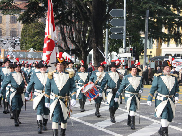 Défilé du Corps des volontaires luganais dans le cortège pour le Cortège du nouvel an à Lugano (Lugano, 2013) © Sergio Romaneschi