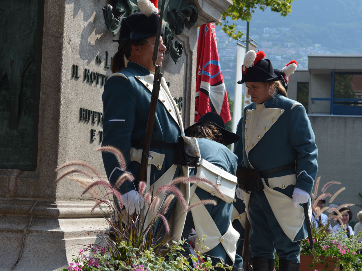 Des membres du Corps des volontaires luganais déposent une couronne près du Monumento dell’indipendenza (Lugano, 01.08.2011) © Sergio Romaneschi