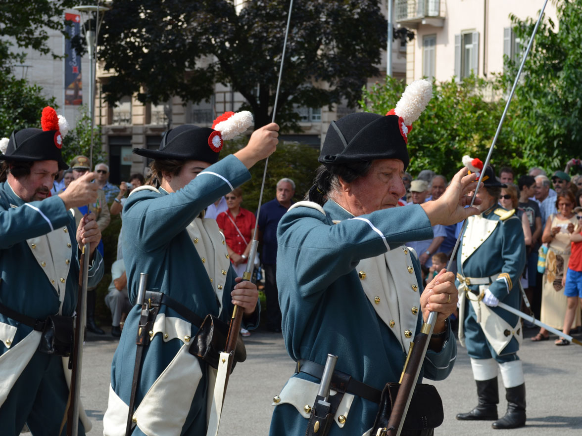 Des membres du Corps des volontaires luganais déposent une couronne près du Monumento dell’indipendenza (Lugano, 01.08.2011) © Sergio Romaneschi