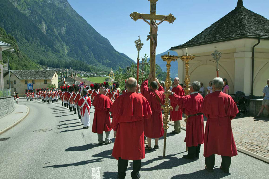 Aquila: Les miliciens défilent dans la rue principale du village, avec la confrérie de l’habit du Rosaire © Roberto Pellegrini, 2011