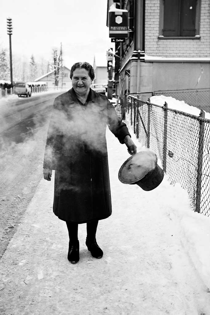 Madame Koller avec sa casserole dans une rue d’Appenzell © Emil Grubenmann sen./Museum Appenzell, Appenzell um 1960