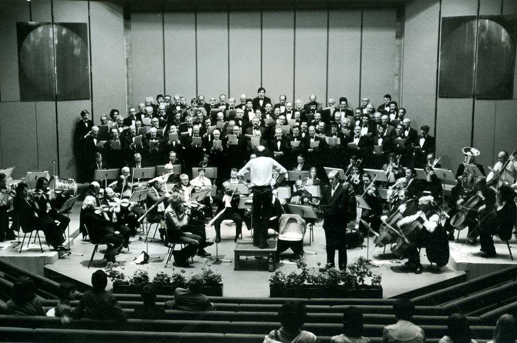 Christoph Kobelt pendant la répétition avec le chœur d’hommes de Glaris, 1982 © Christoph Kobelt, 1982
