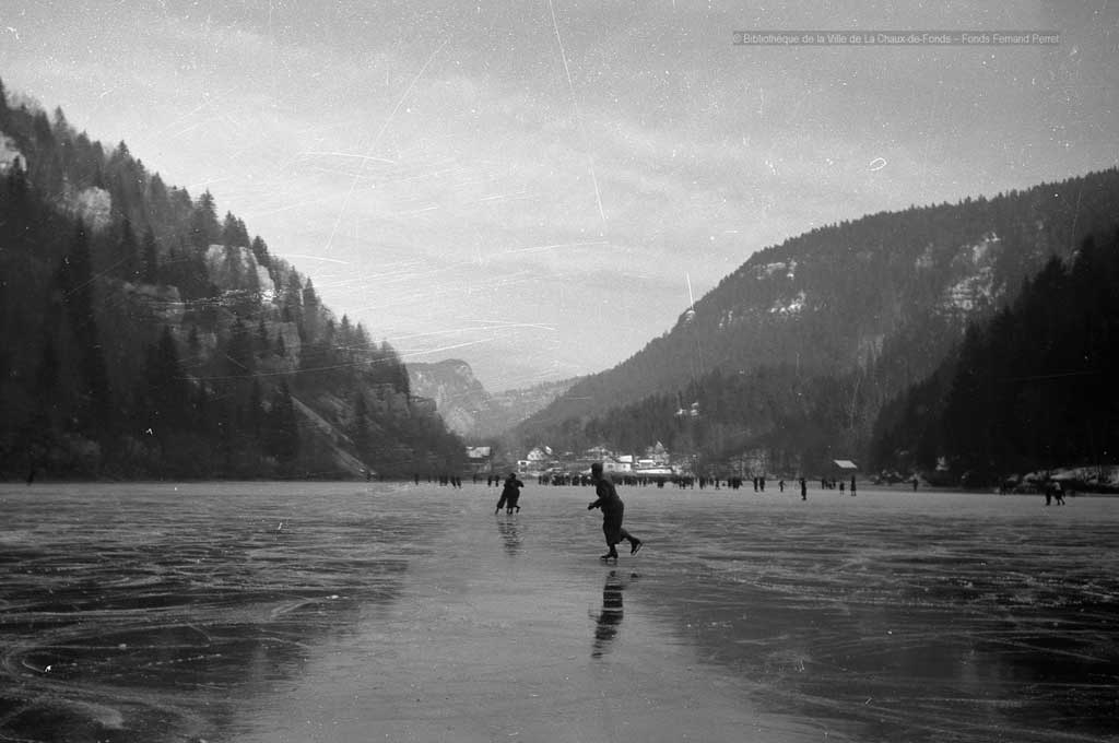 Vue du Doubs avec patineurs (années 1930-1950) © Fernand Perret/Département audiovisuel de la Bibliothèque de la Ville de La Chaux-de-Fond