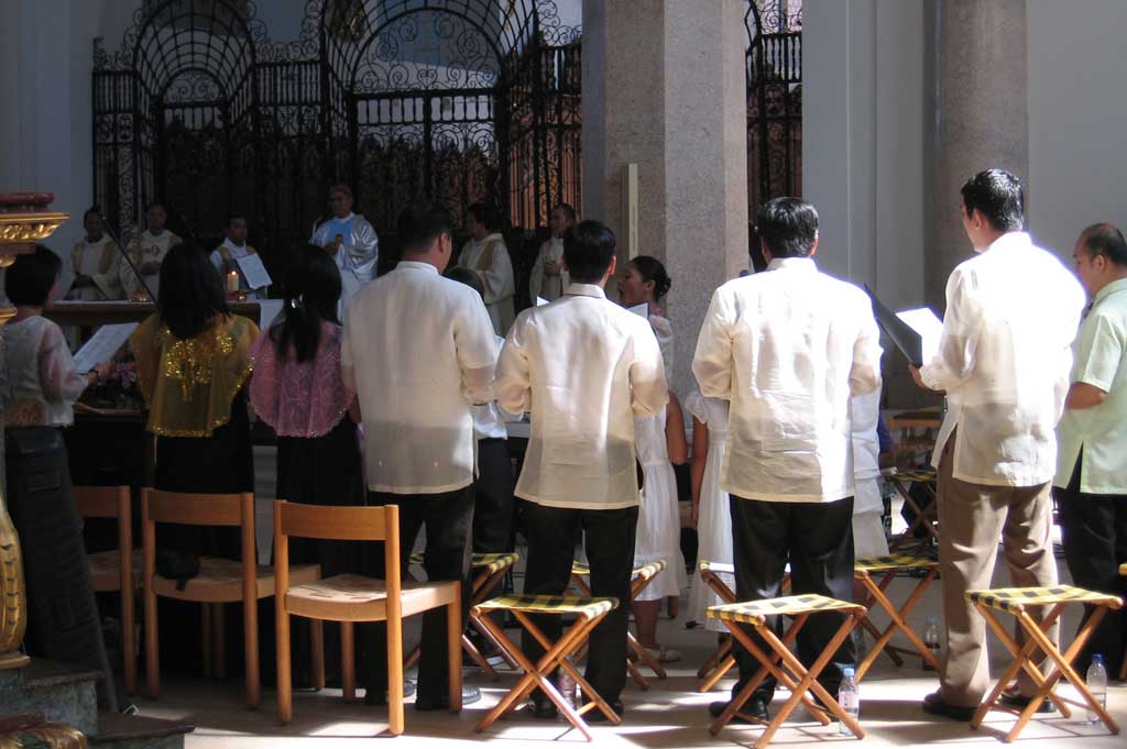 Un chœur d’enfants et de parents accompagne le service divin des Philippins © Karin Janz, 2011