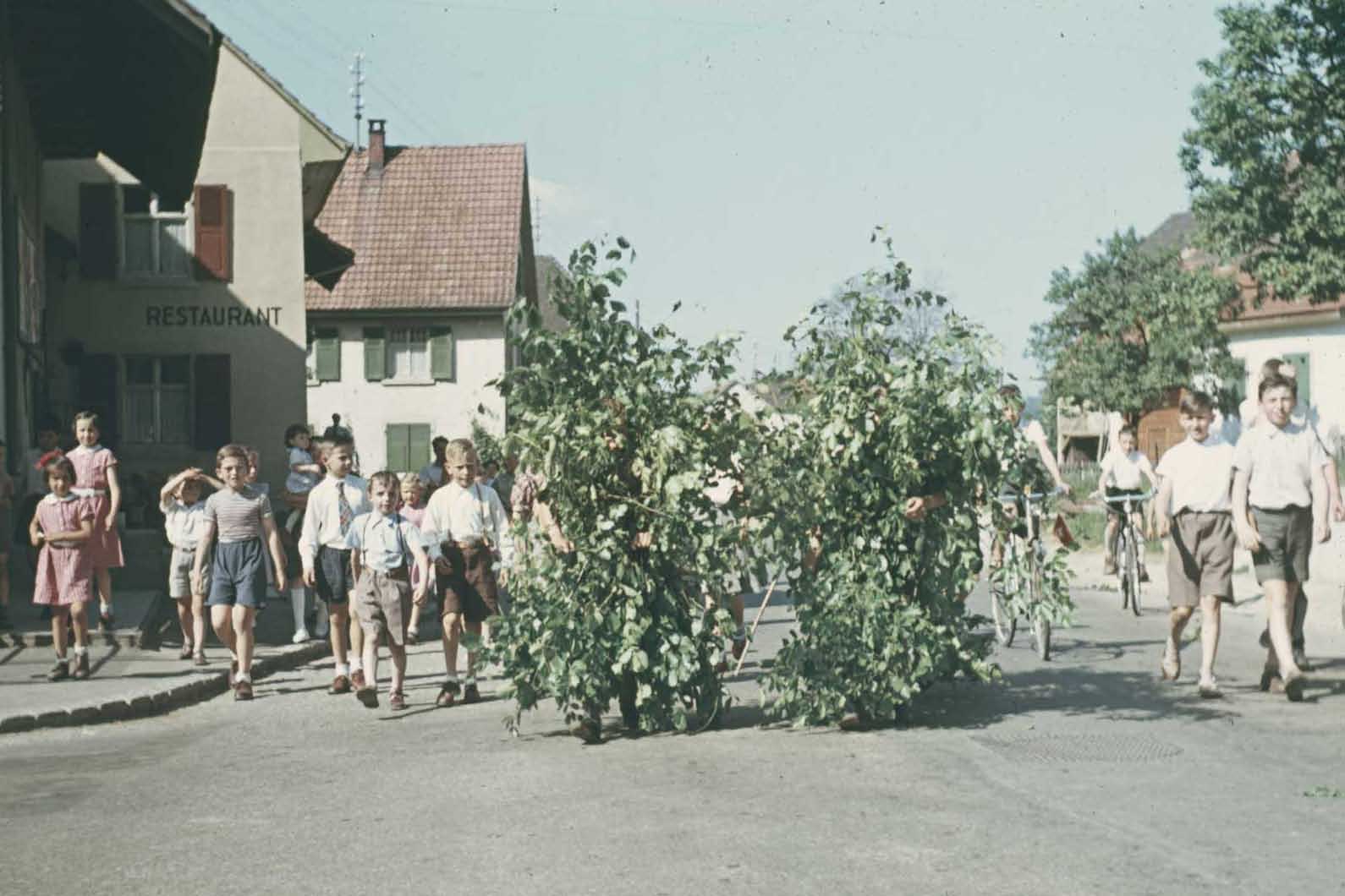 A Ettingen, les hommes-buissons aspergent les spectateurs, et notamment les spectatrices, au cours de leur cortège de fontaine en fontaine © Museum.BL/ Theodor Strübin