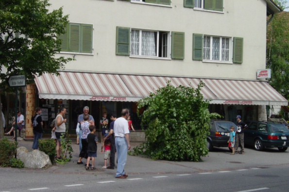 Ettigen, 2003 : un public nombreux observe le manège des hommes-buissons © Markus Christen