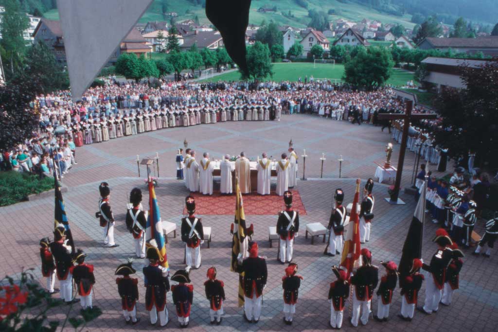 Messe de la Fête-Dieu dans la cour intérieure du gymnase Saint-Antoine, Appenzell, vers 1990 © Marc Hutter/Kanton Appenzell Innerrhoden