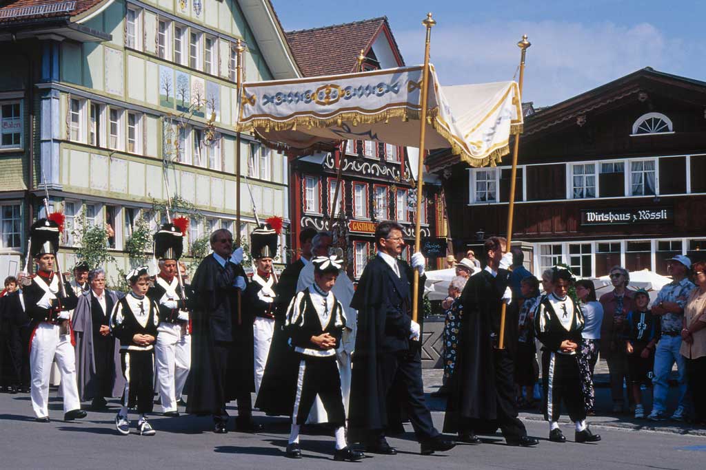 Prêtre portant l’eucharistie à l’abri du dais, procession de la Fête-Dieu, Appenzell, 2002 © Marc Hutter/Kanton Appenzell Innerrhoden
