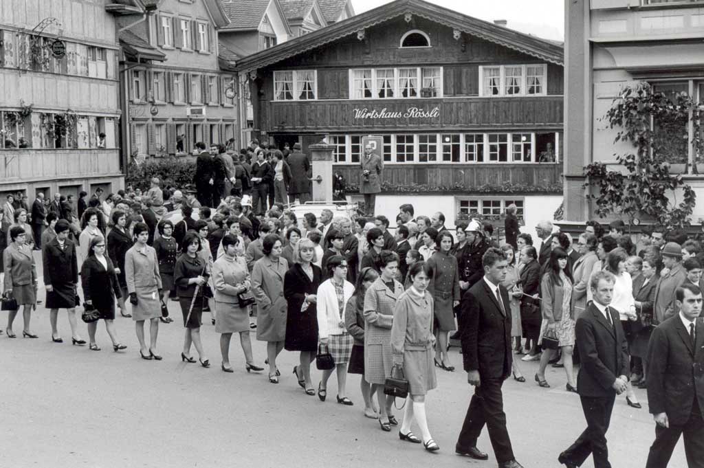 Travailleurs immigrés espagnols et italiens à la procession de la Fête-Dieu, Appenzell, vers 1960 © Emil Grubenmann sen./Museum Appenzell