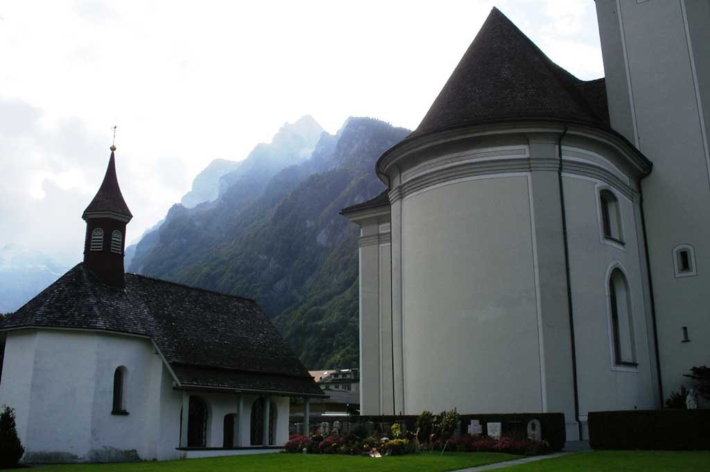 L’église Saint-Hilaire avec la chapelle de la bataille © Heinrich Speich, 2011