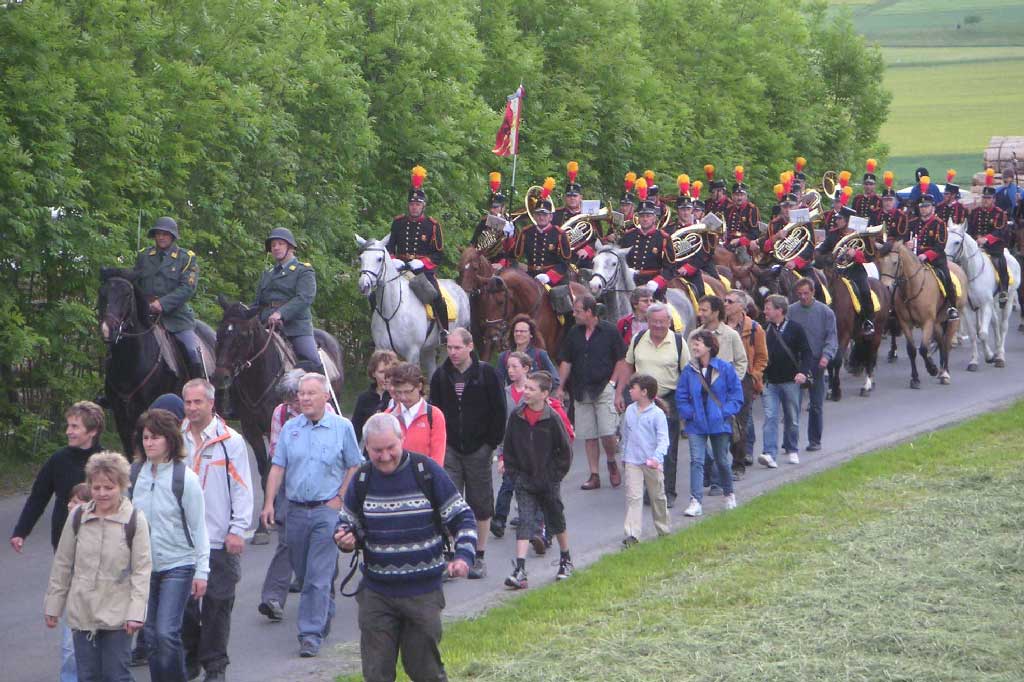 Chommle (au sud de Rickenbach), 2009 : un groupe de pèlerins avance accompagné par une fanfare à cheval © Regula Muff, Gunzwil