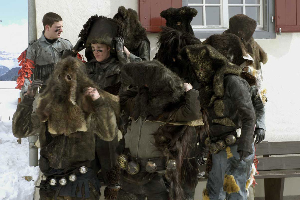 « Pschuurirolli », les garçons qui passent les filles au noir © Remo Allemann, 2006
