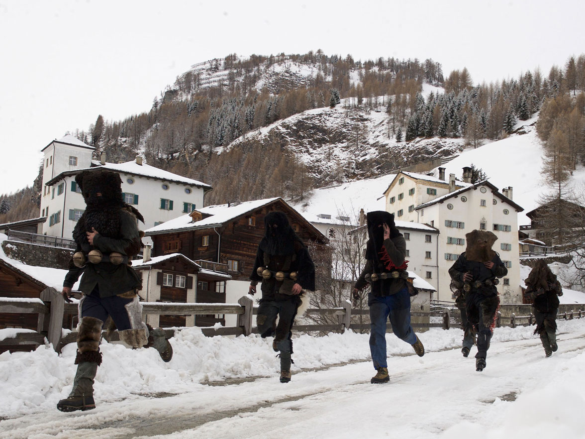Les «Pschuurirolli» apparaissent (Splügen, 1.3.2017) © Viamala Tourismus
